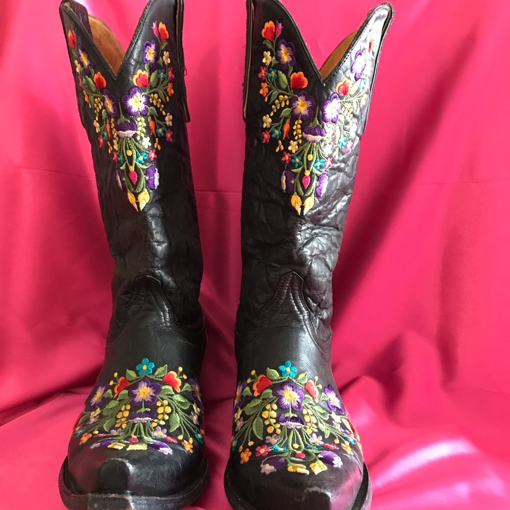 El Gringo Flower Embroidered black cowboy boots.